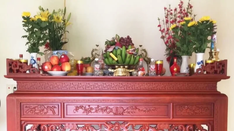 bàn thờ ngày tết miền bắc được lau dọn và chuẩn bị trước giao thừa