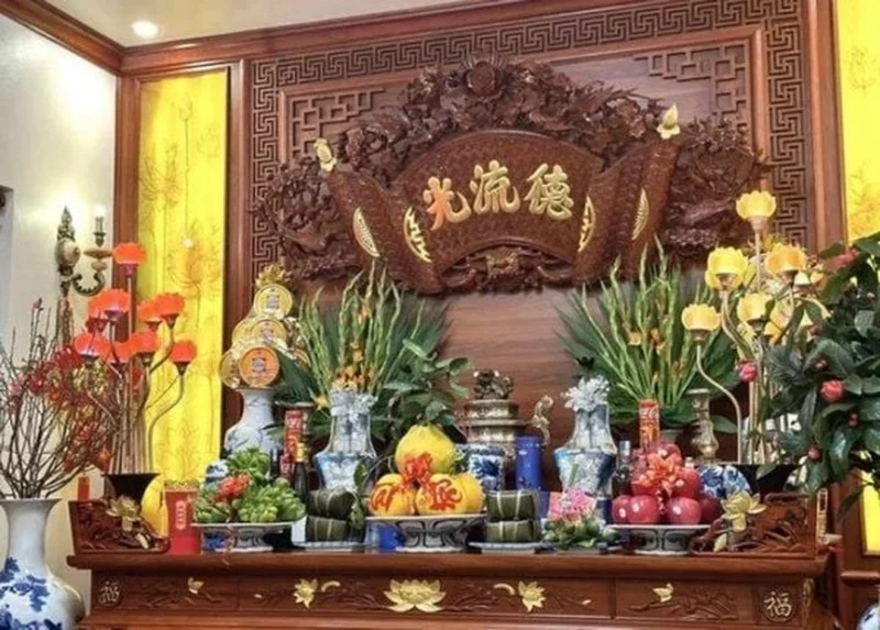 bàn thờ ngày tết miền bắc với vật phẩm thờ cúng sắp xếp cân đối