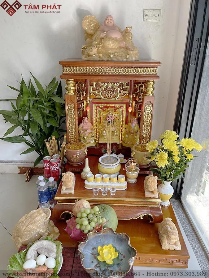 Không gian thờ cúng bàn thờ ông địa bằng gỗ được bày biện sang trọng