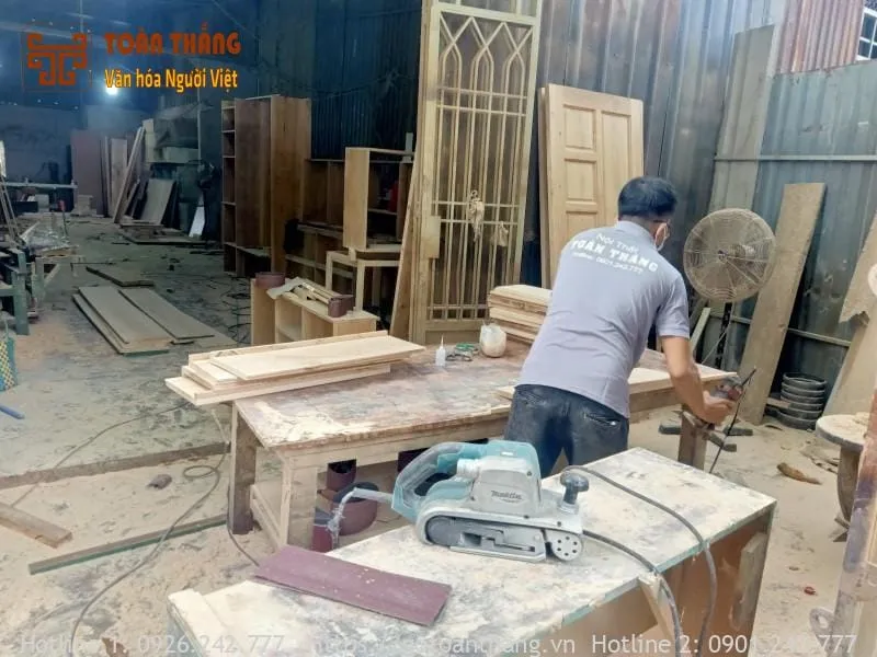 Sử dụng bàn thờ gỗ công nghiệp giúp giảm chi phí cho gia chủ