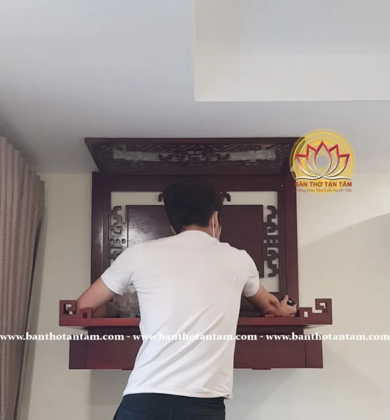 Thông tin về đặc điểm của bàn thờ được làm từ gỗ mít tự nhiên