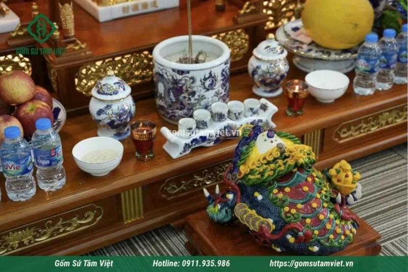 Bàn thờ treo tường bản nhỏ cho một bát hương