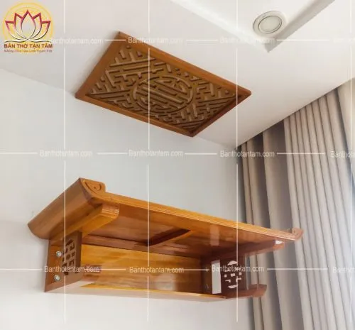 Bàn thờ gỗ treo tường với đường nét chạm khắc tinh xảo và sang trọng