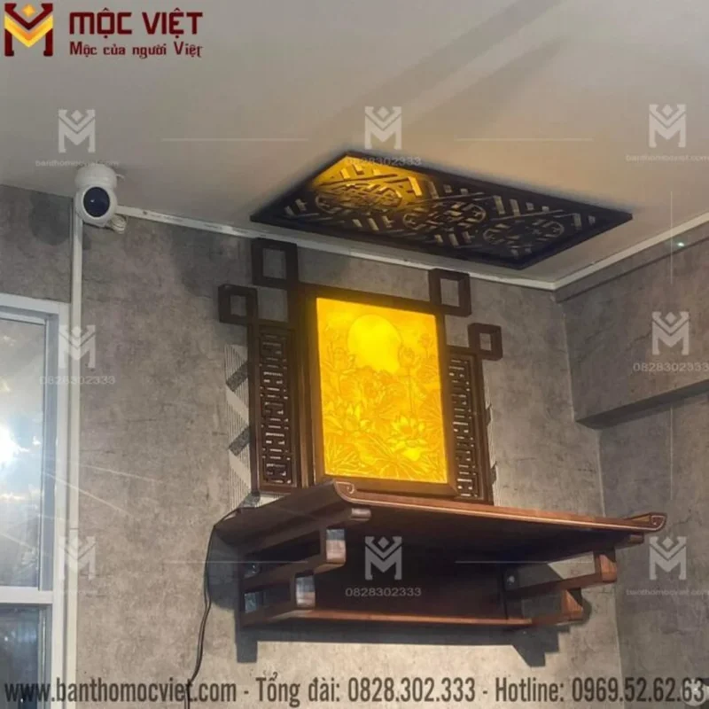 Bàn thờ treo tường kết hợp vách ngăn trang nghiêm tại phòng khách