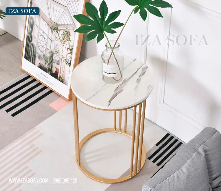 Bàn trà nhỏ xinh bằng gỗ với mặt đá sơn mạ vàng, phù hợp phong cách Scandinavian