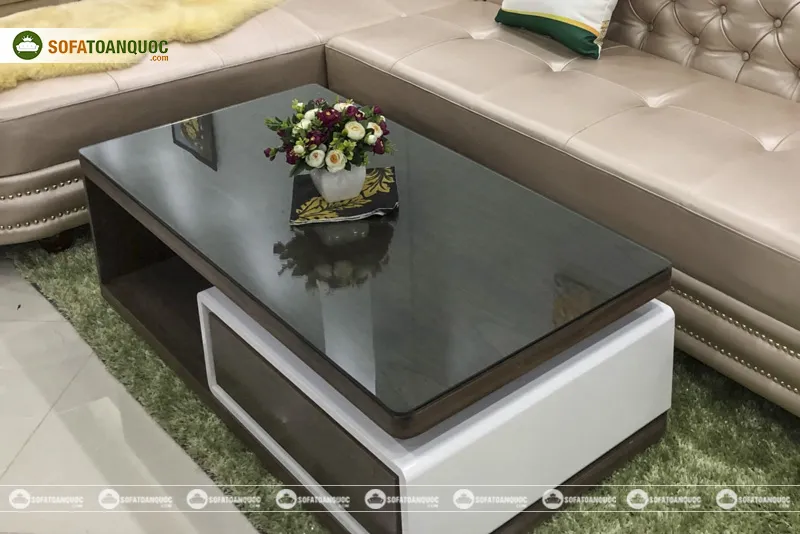 Chi tiết mặt kính chống xước và bề mặt sơn véc-ni sáng bóng của bàn trà gỗ óc chó