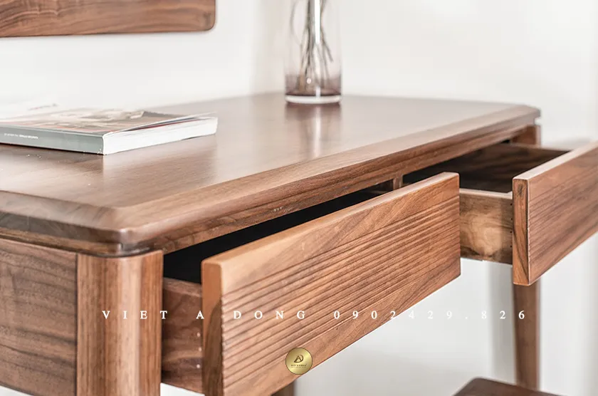 Cận cảnh chi tiết vân gỗ và ngăn kéo của bàn phấn gỗ óc chó cao cấp