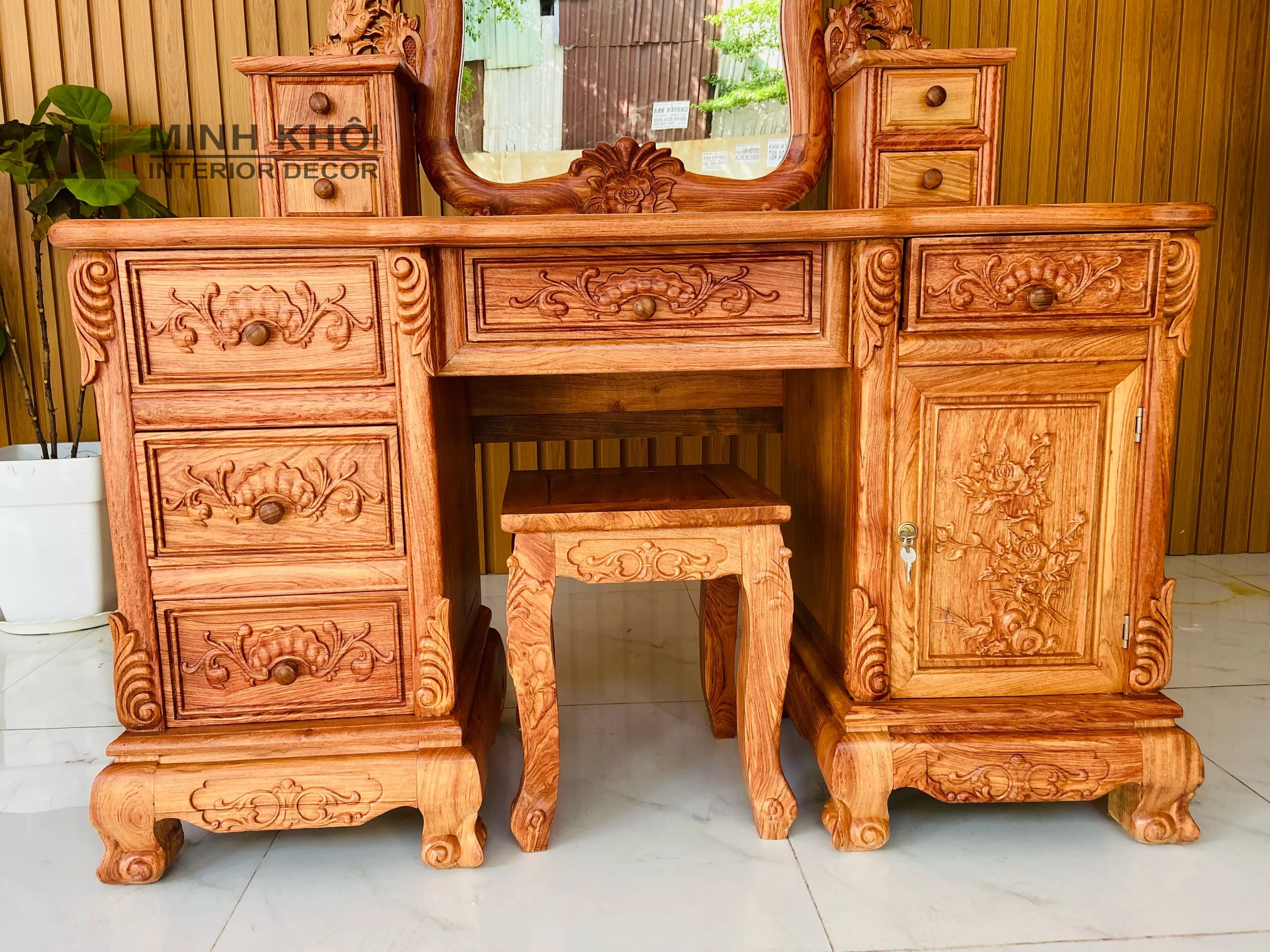 Chi tiết khung gương bo cong với vòm hoa hồng đục tay trên bàn trang điểm gỗ hương đá