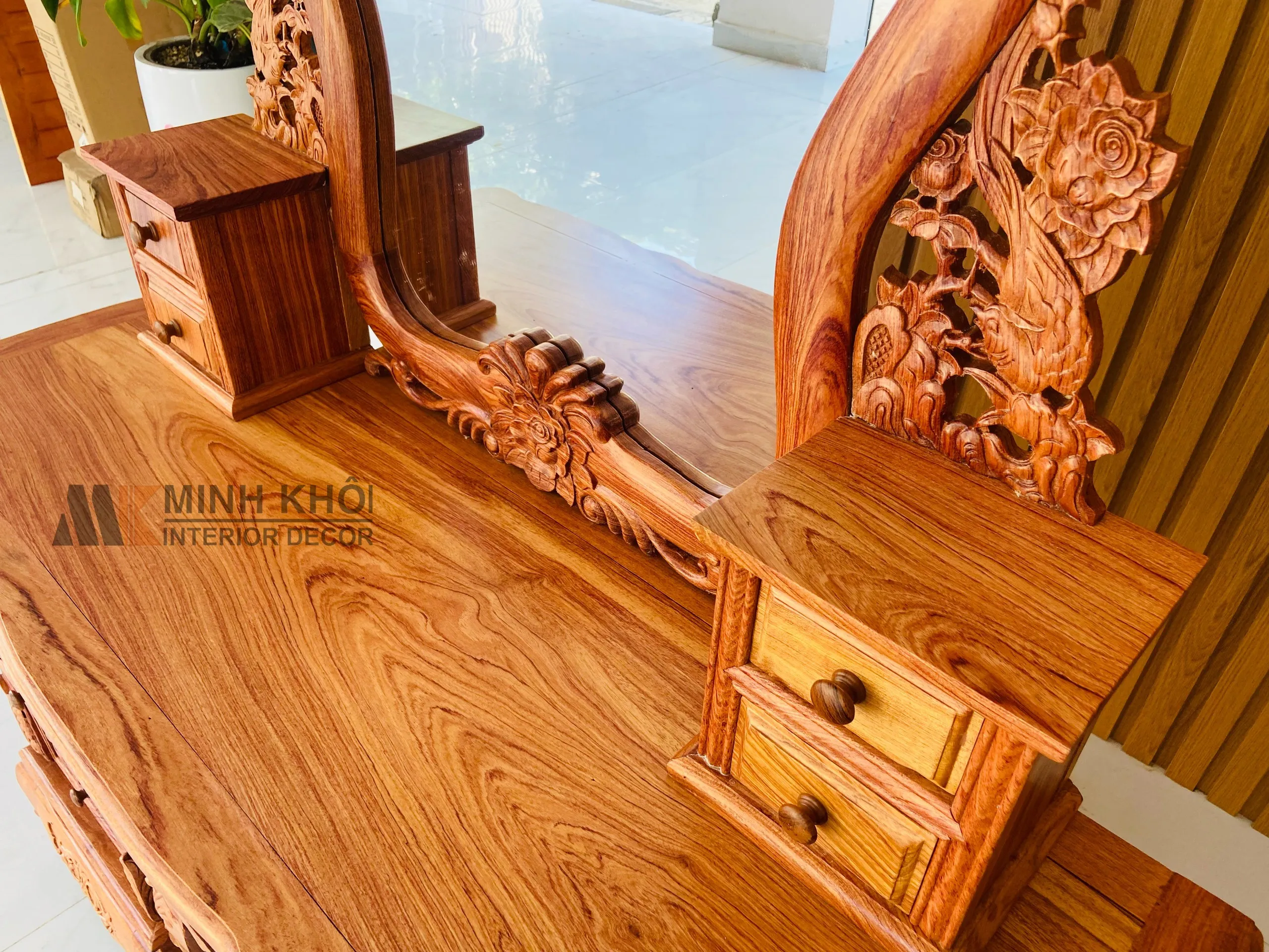 Hộc tủ trung tâm với ổ khóa đồng thau và hai cánh cửa chạm hoa văn đối xứng