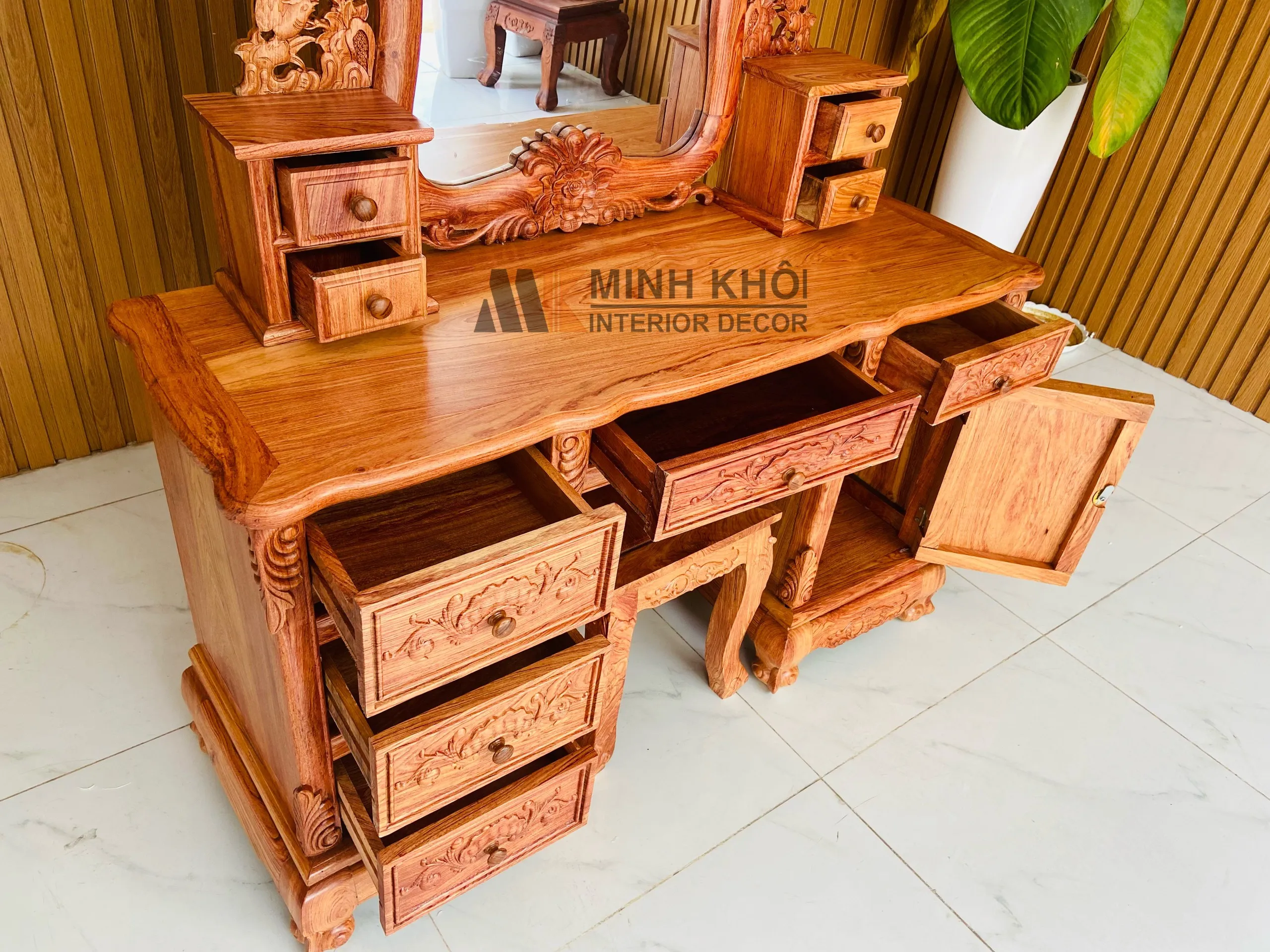 Vân gỗ hương đá tự nhiên với đường vân cuộn xoáy đặc trưng, màu nâu hồng ấm áp