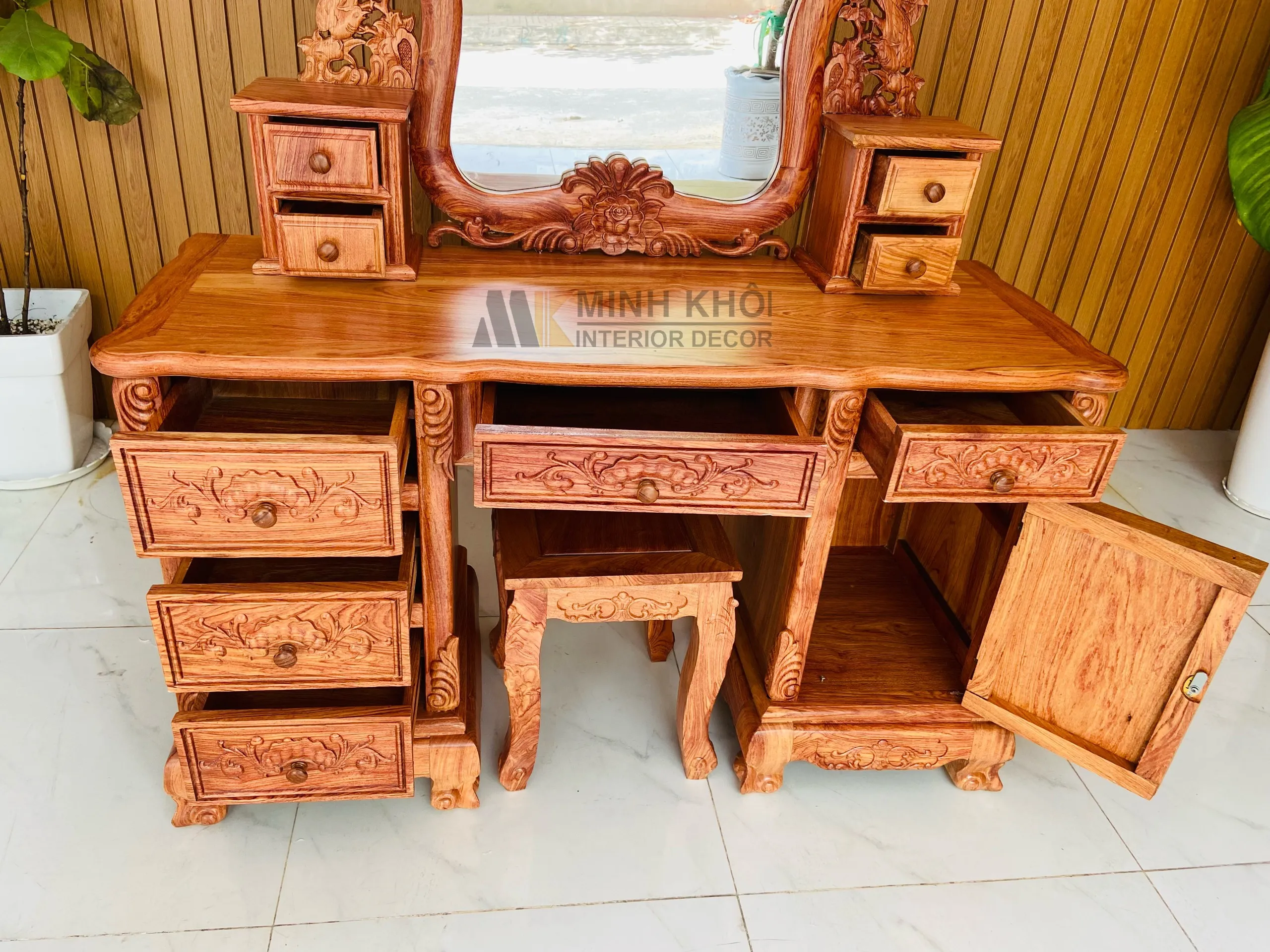 Góc nghiêng bàn trang điểm gỗ hương đá thể hiện độ hoàn thiện cao cả hai mặt trước sau