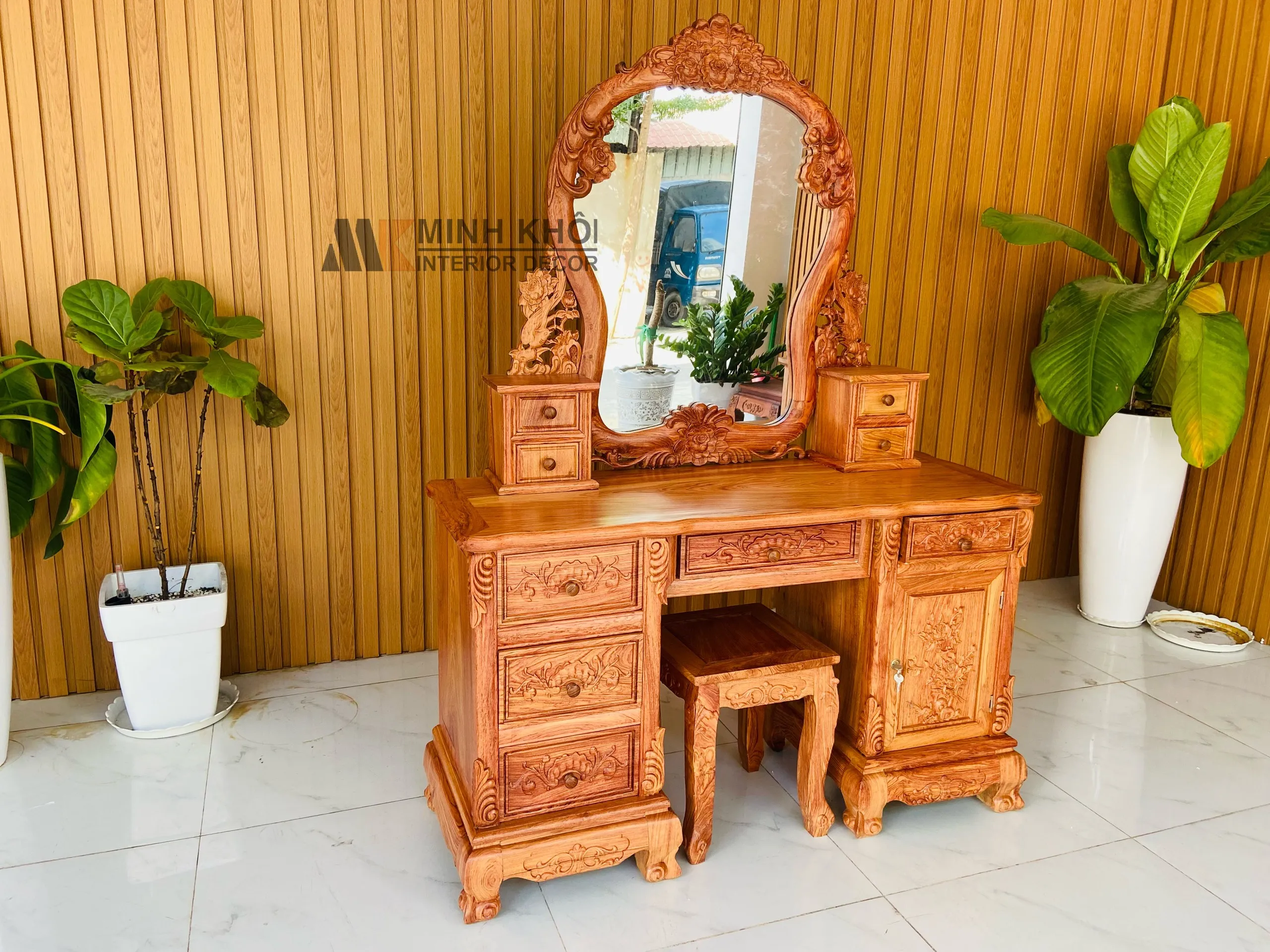 Bàn trang điểm gỗ hương đá 1m2 với họa tiết đục tay tinh xảo, phong cách tân cổ điển