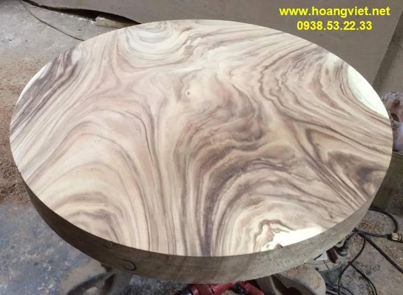 Bàn tròn gỗ me tây còn mộc với vân gỗ đẹp