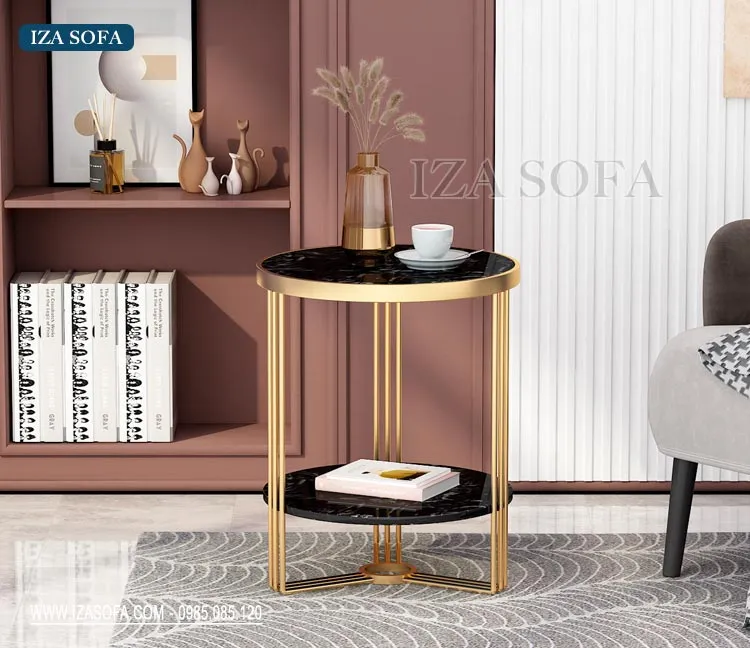 Bàn tròn mini đặt cạnh sofa với thiết kế chân gỗ kiểu Scandinavian