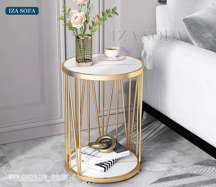 Bàn tròn nhỏ đặt cạnh sofa với thiết kế 2 tầng, chân sắt mạ vàng