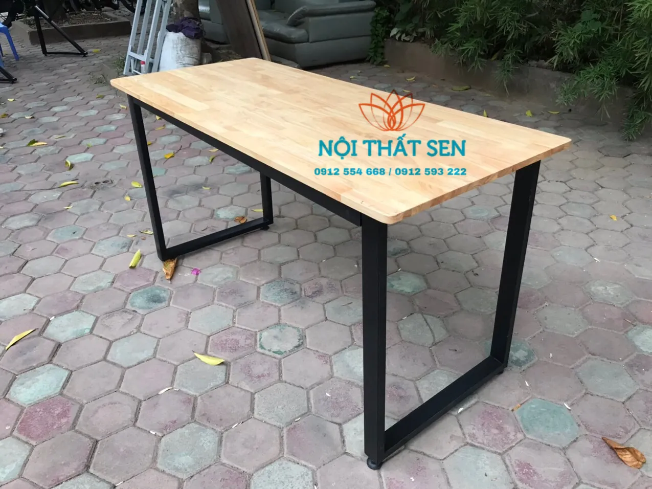 Bàn chân sắt chữ U 1m2 với mặt gỗ cao su ghép thanh màu vàng tự nhiên