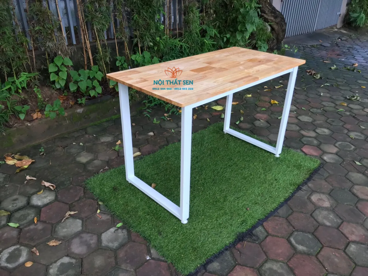 Hình ảnh cận cảnh mặt bàn chân sắt chữ U màu trắng kết hợp gỗ cao su ghép thanh