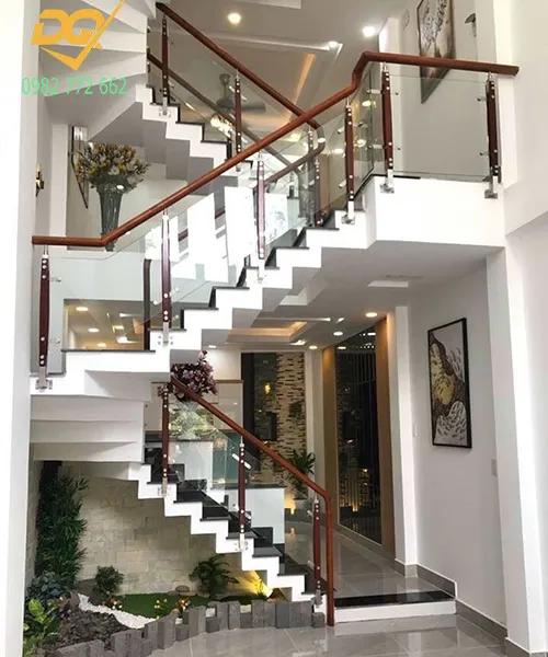 Báo giá cầu thang kính cường lực luôn được khách hàng quan tâm hàng đầu