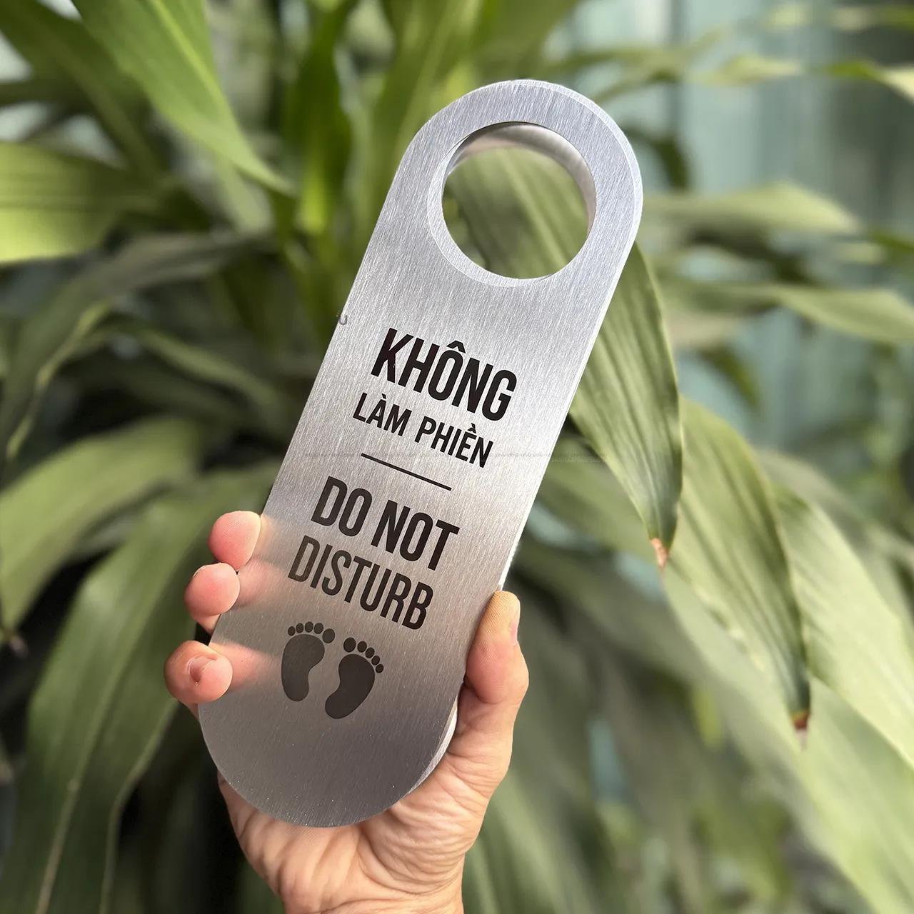 Biển treo cửa phòng khách sạn inox 304 khắc laser 2 mặt kích thước 8x25cm với lỗ treo tròn Ø6mm