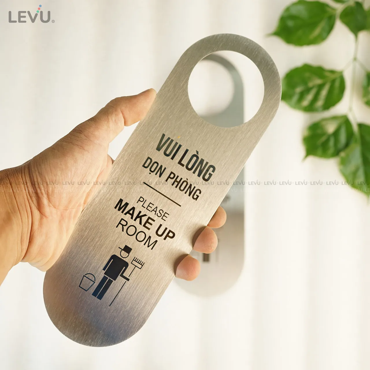 Chi tiết khắc laser chìm nội dung tiếng Việt và tiếng Anh trên biển inox 2 mặt