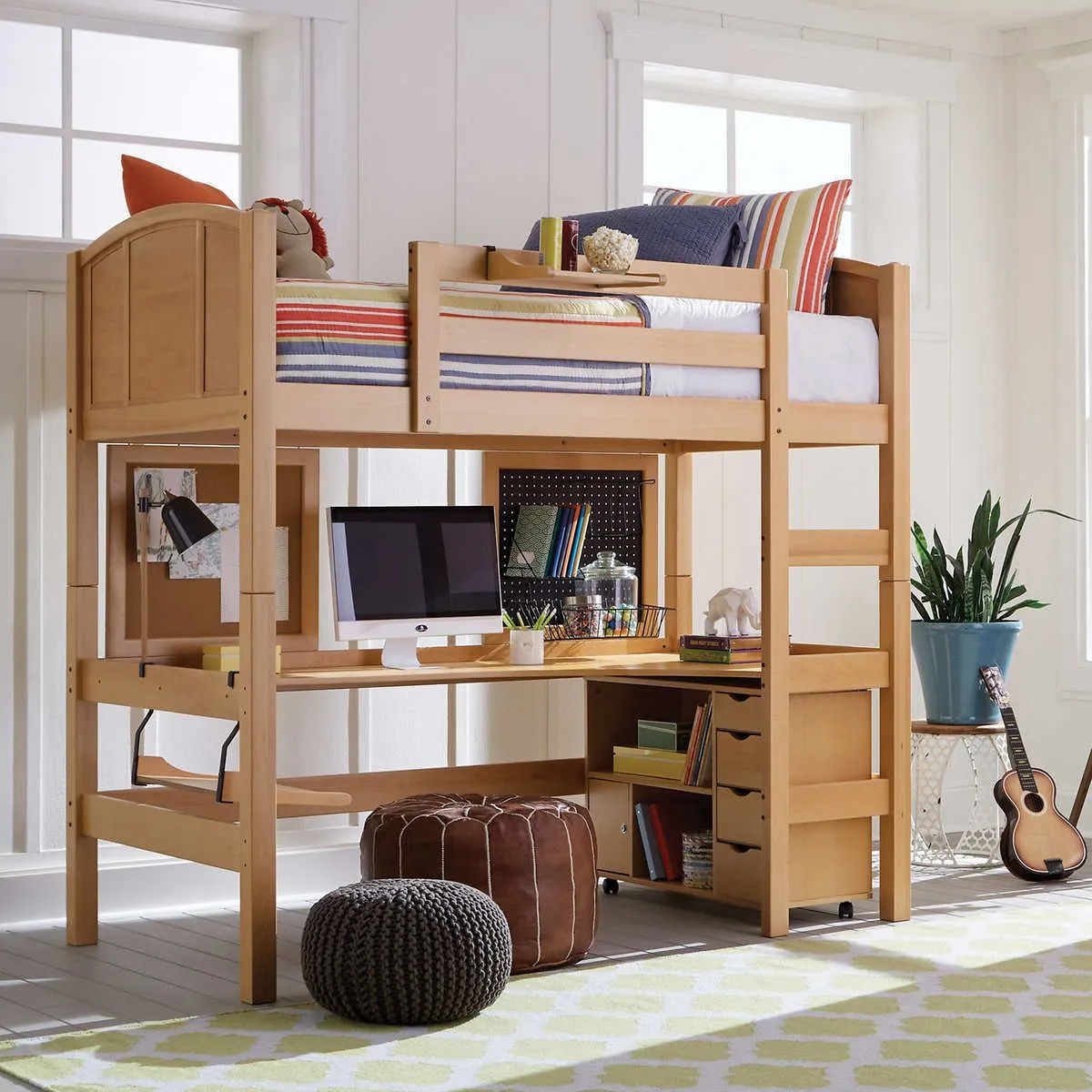 Mẫu 3. Giường 2 tầng với màu xanh tạo cảm giác vui tươi khiến căn phòng trở nên mát mẻ hơn. Giường có thêm kệ tủ và kích thước giường trên nhỏ hơn giường dưới.