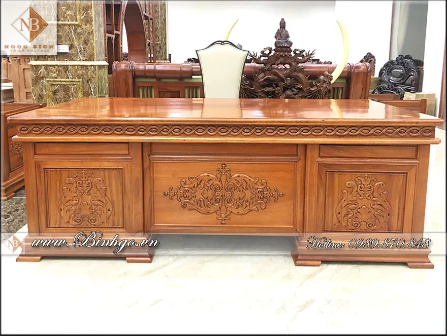 Cận cảnh mặt trước bàn làm việc lãnh đạo gỗ tự nhiên, trang trí bằng 3 họa tiết hoa lá tây, được thợ Đồng Kỵ làm tỉ mỉ