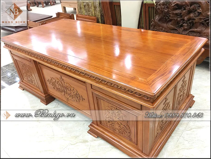 Hình ảnh chụp cận cảnh phía trước bàn làm việc lãnh đạo gỗ tự nhiên, thể hiện độ hoàn thiện bề mặt sơn Imchem cao cấp