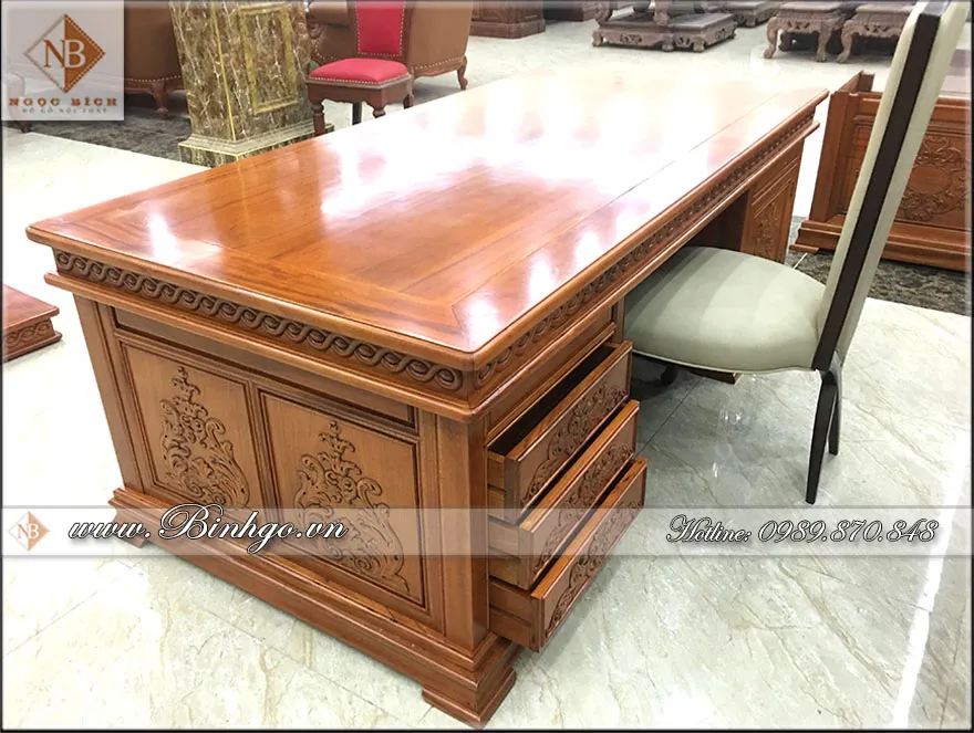 Phía sau (phía ngồi) bàn làm việc lãnh đạo gỗ tự nhiên Gõ Đỏ, với 3 ngăn kéo ray gỗ và 1 khoang có khóa bảo mật