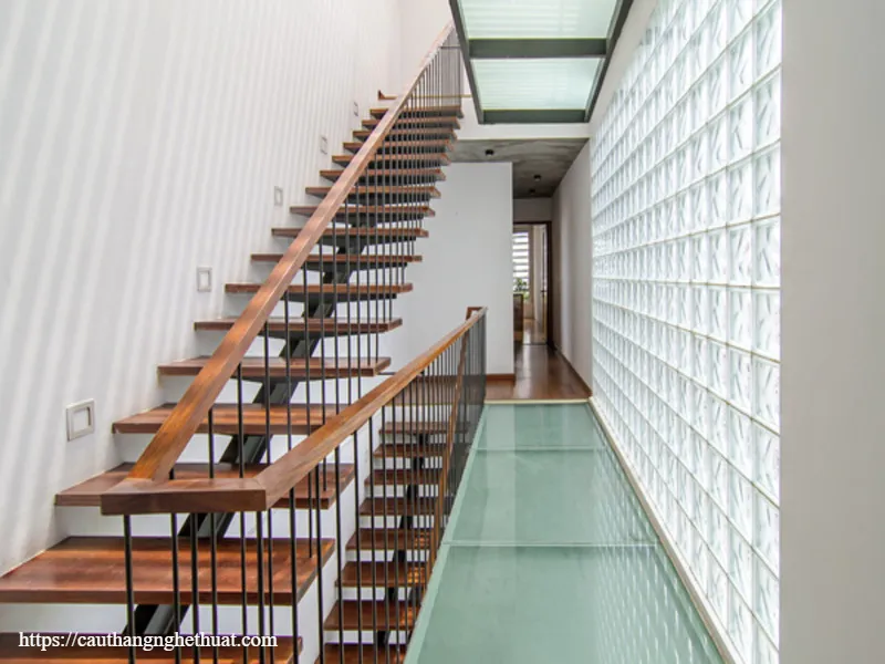 Đội ngũ thợ đang thi công lắp đặt các chi tiết của cầu thang sắt mặt bậc gỗ