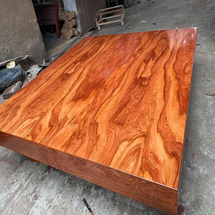 Vân gỗ hương đá Nam Phi với đường vân cathedral đặc trưng, màu hồng đỏ tự nhiên