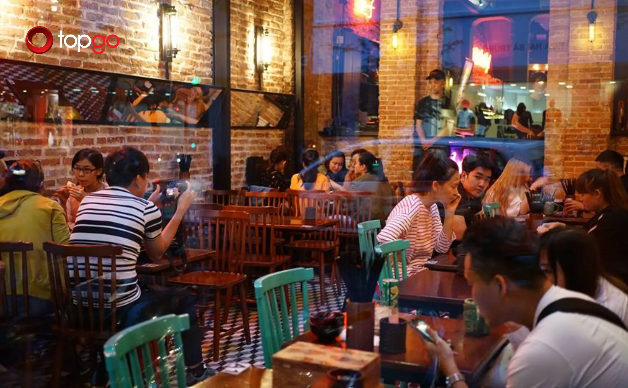 Dụng cụ ăn uống bằng gỗ khắc hoa văn tinh xảo tại Baozi