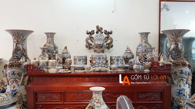 Bát hương gốm sứ màu nâu đất kết hợp họa tiết đỏ, vật phẩm quan trọng khi xác định bàn thờ Thổ Công đặt hướng nào