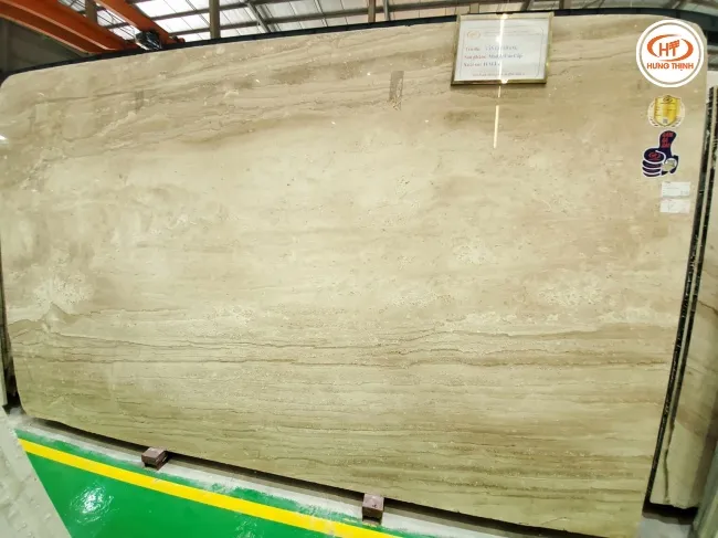 Đá vân gỗ tự nhiên được đánh bóng mịn, dễ vệ sinh