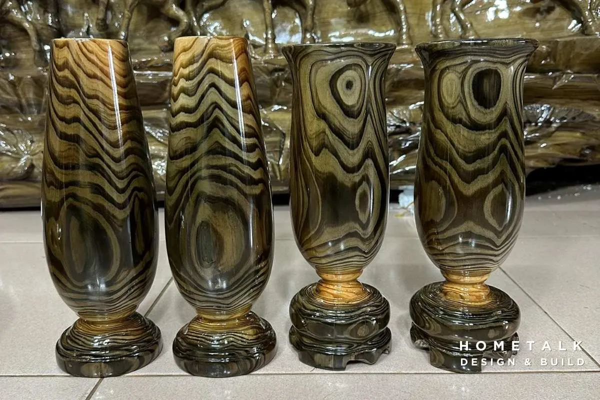 Bình gỗ thủy tùng được chế tác thủ công có hình dáng thon gọn, cân đối, được đánh bóng tỉ mỉ, làm nổi bật những đường vân gỗ tự nhiên