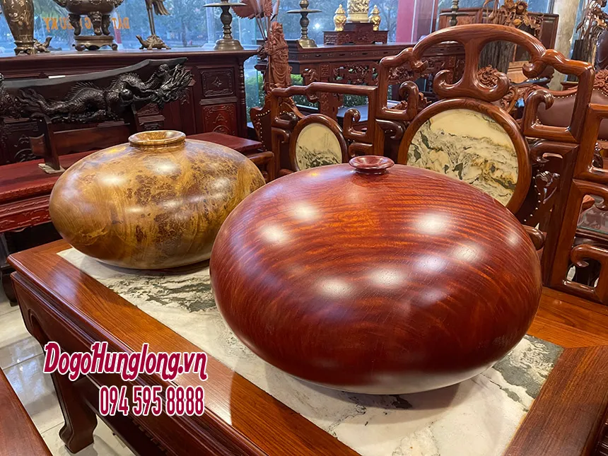 Bình nu gỗ hương phía sau đường kính 60cm cao 37cm