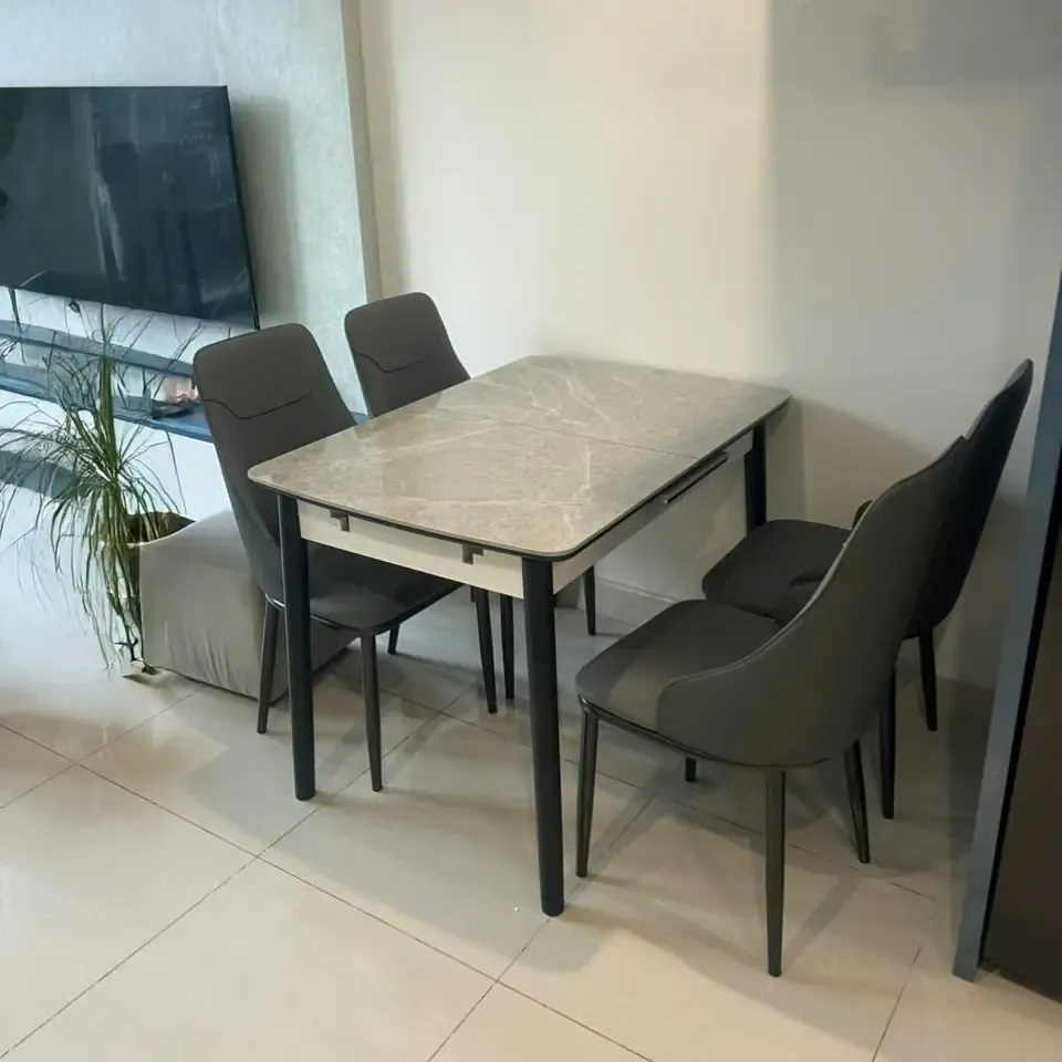 Phối cảnh bộ bàn ăn 4 ghế mặt đá thông minh trong không gian bếp hiện đại