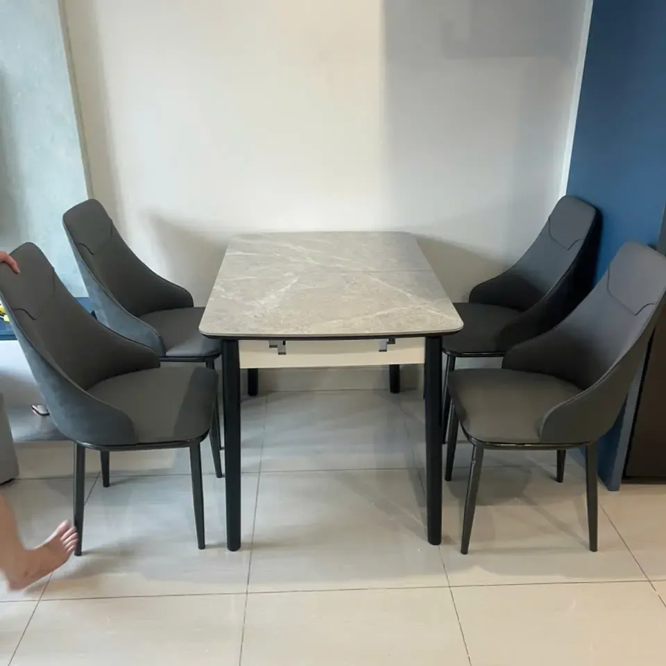 Góc cận cảnh ghế da và mặt bàn đá ceramic của bộ bàn ăn