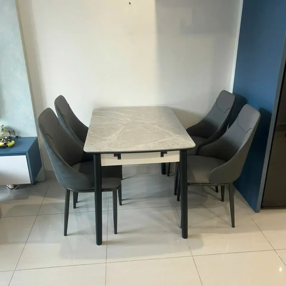Chi tiết chân bàn sơn tĩnh điện màu đen nhám của bộ bàn ăn 4 ghế