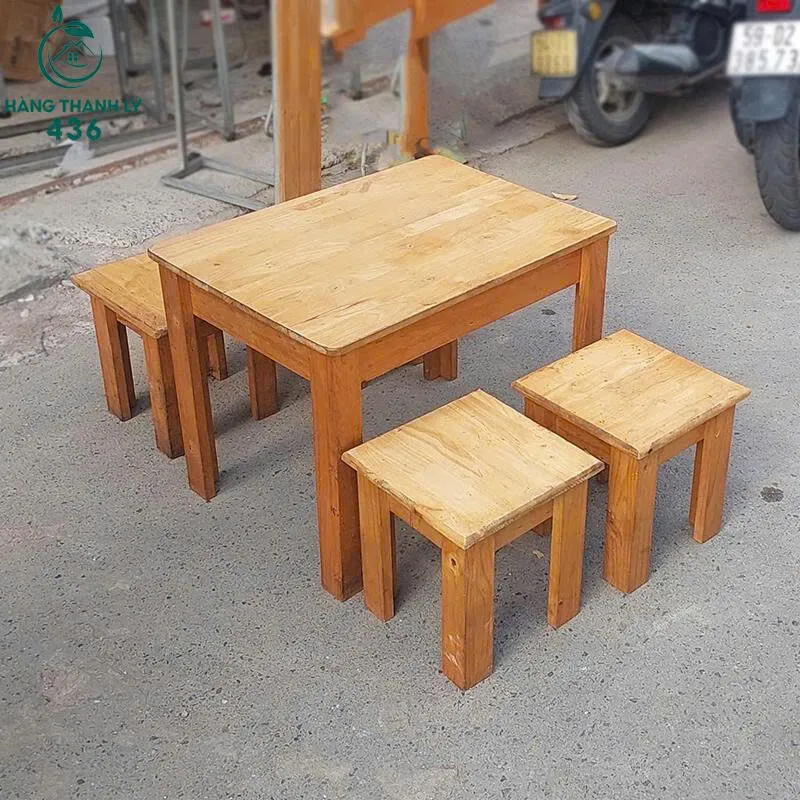 Bộ bàn ghế cafe gỗ cũ, nhỏ gọn, bền đẹp, là sự lựa chọn tối ưu cho quán nhỏ