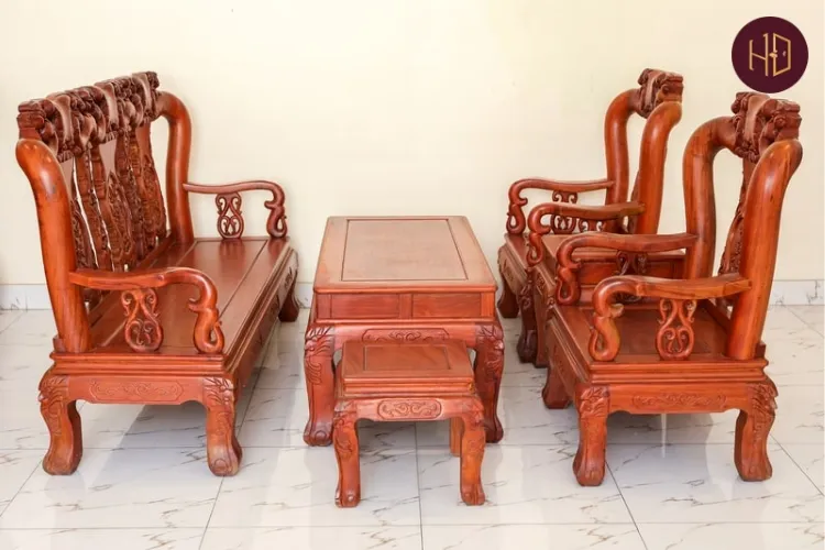 Mẫu bàn ghế gỗ đỏ phòng khách đơn giản với mặt bàn lớn, thể hiện sự sang trọng