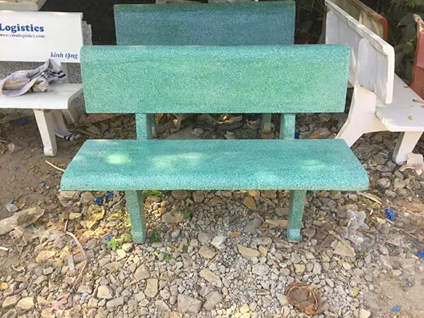 Ghế đá đơn ngoài trời màu xanh