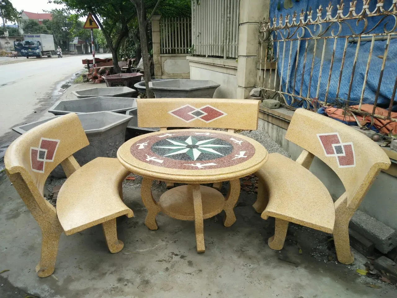 Bàn ghế đá granito có hoa văn trống đồng