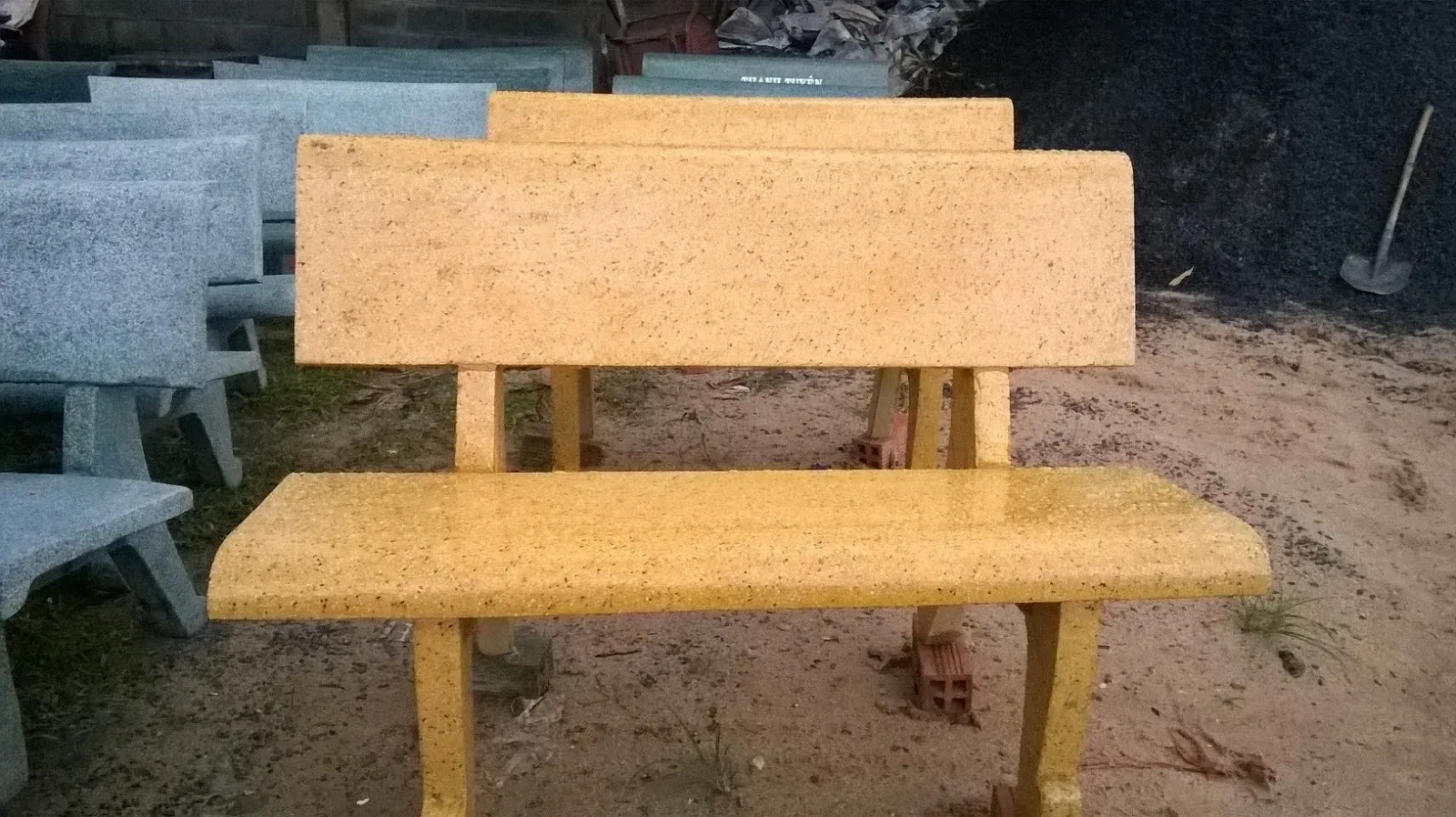 Ghế đá băng Granito màu vàng được sử dụng tại ngân hàng