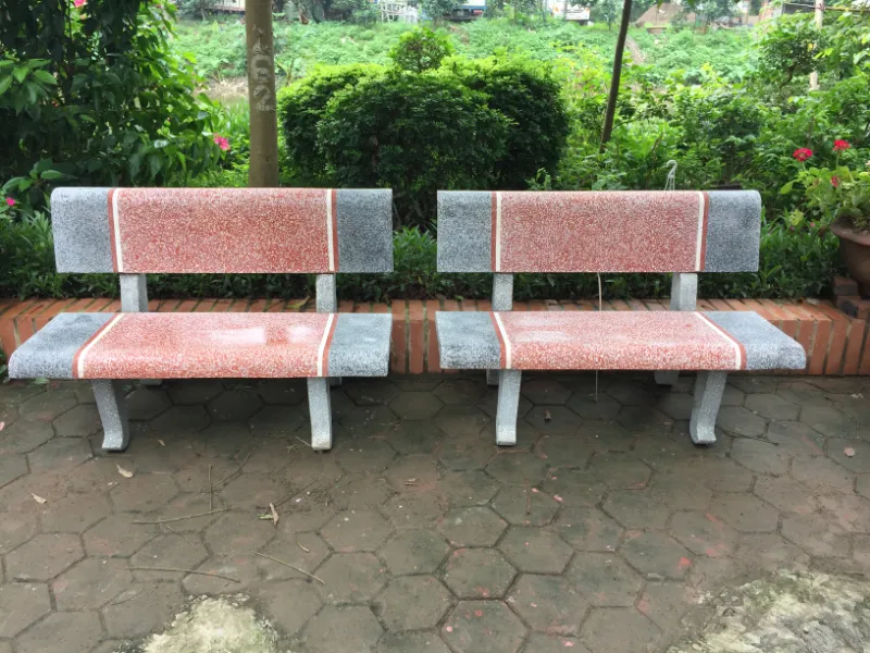 Ghế đá Granito màu ghi đỏ