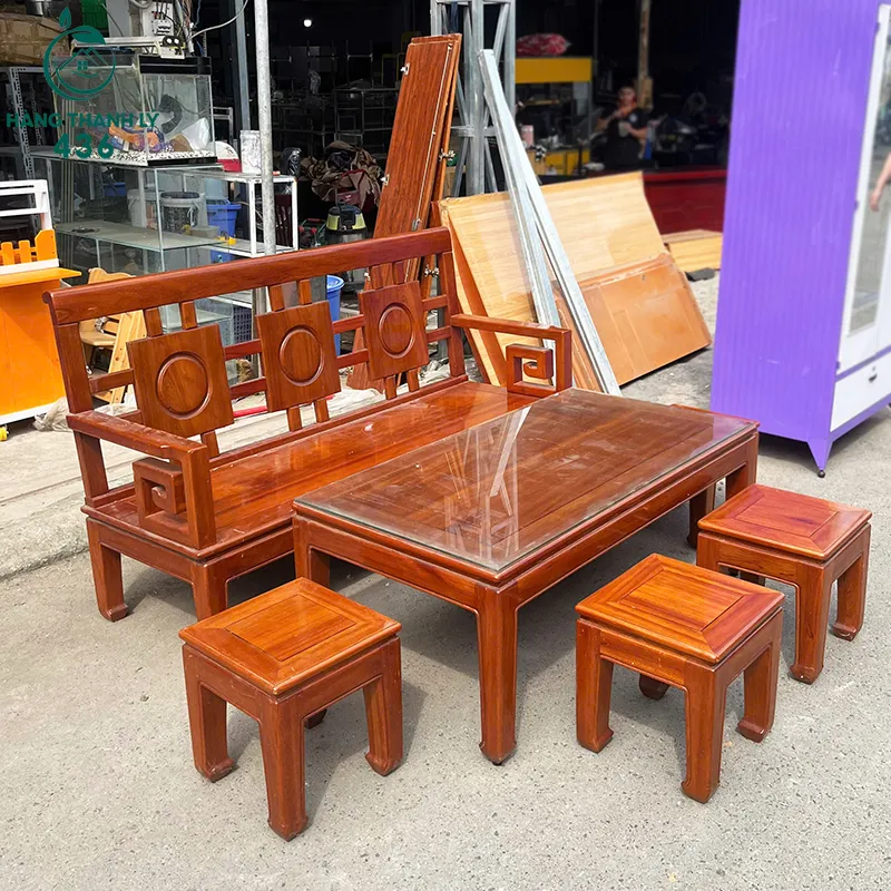 Bộ bàn ghế gỗ cũ phòng khách truyền thống với chi tiết chạm khắc