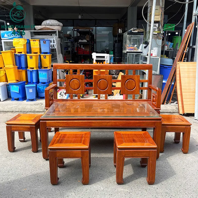 Chi tiết ghế đôn và bàn trà trong bộ bàn ghế gỗ cũ phòng khách