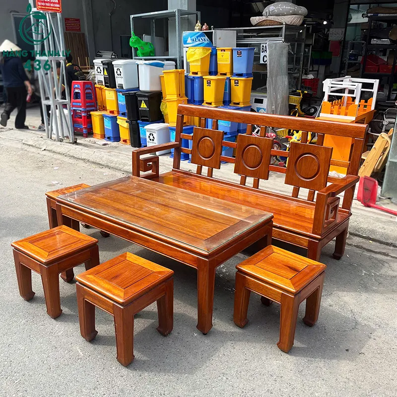 Toàn cảnh bộ bàn ghế gỗ cũ phòng khách gồm ghế băng dài và ghế đơn