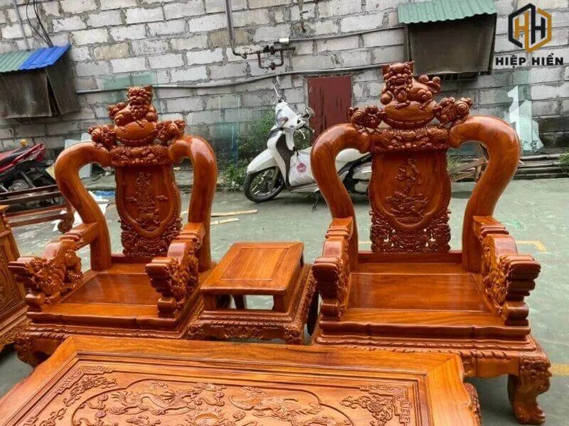 Giá bộ bàn ghế gỗ hương tay 12 10 món phụ thuộc vào chi tiết chạm khắc