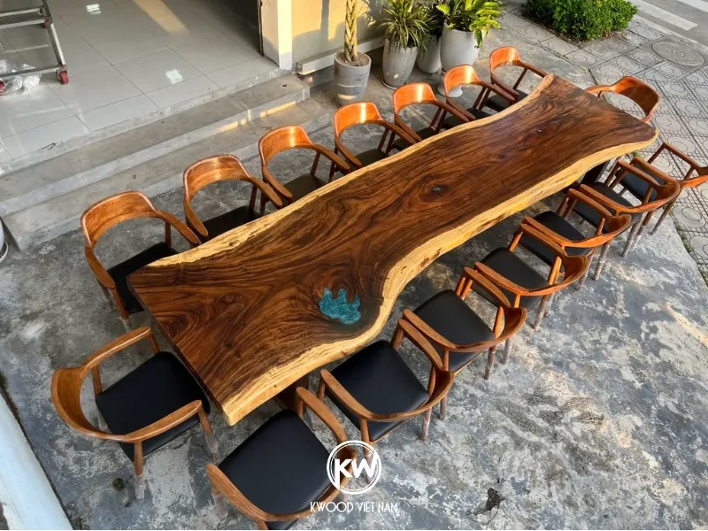 Bàn ghế gỗ me tây nguyên tấm trong phòng khách hiện đại
