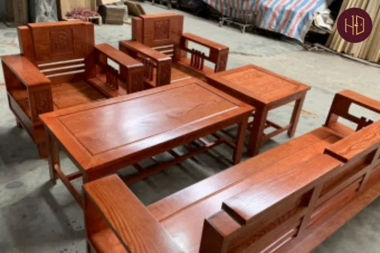 Bộ bàn ghế gỗ sồi phòng khách có đệm lót màu xám, thiết kế theo phong cách Scandinavian